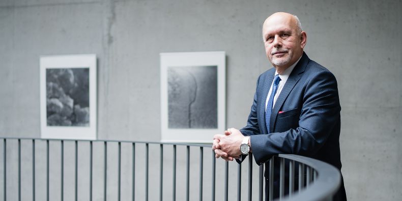 Mojmír Jeřábek v knihovně Filozofické fakulty MU.