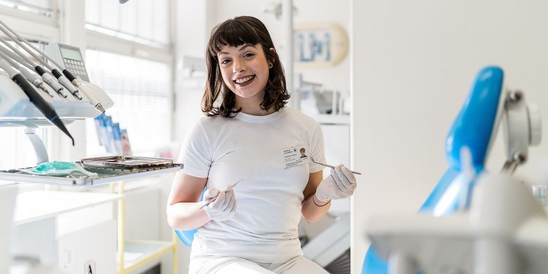 Měla jsem v létě praxi na ortodoncii, která se zabývá využíváním fixních či snímacích rovnátek, a hrozně mě to bavilo. Mám ráda komunikaci s dětmi, dokonce jsem si sama nechala nasadit rovnátka, směje se Karolína.