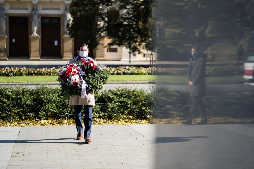 Rektor MU Martin Bareš položil věnec k soše TGM.