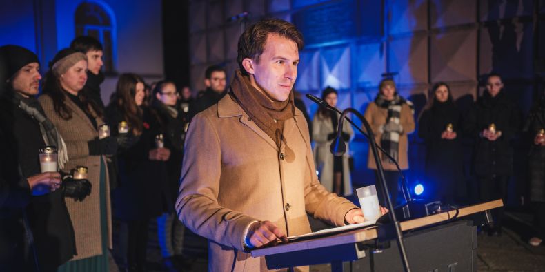 Dominik Levíček pronáší řeč za studentstvo v rámci letošní piety v Kounicových kolejích.