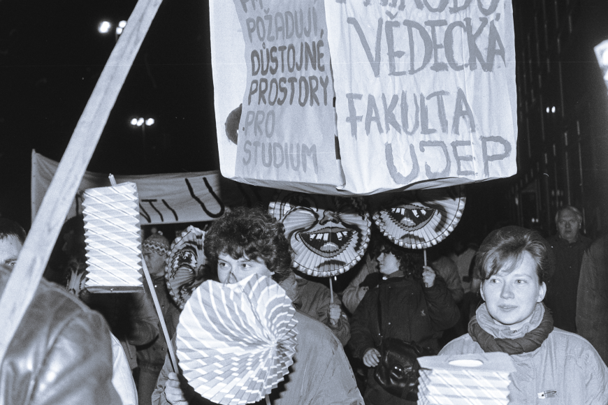 Studentky a studenti přírodovědecké fakulty na jedné z demonstrací v roce 1989. 