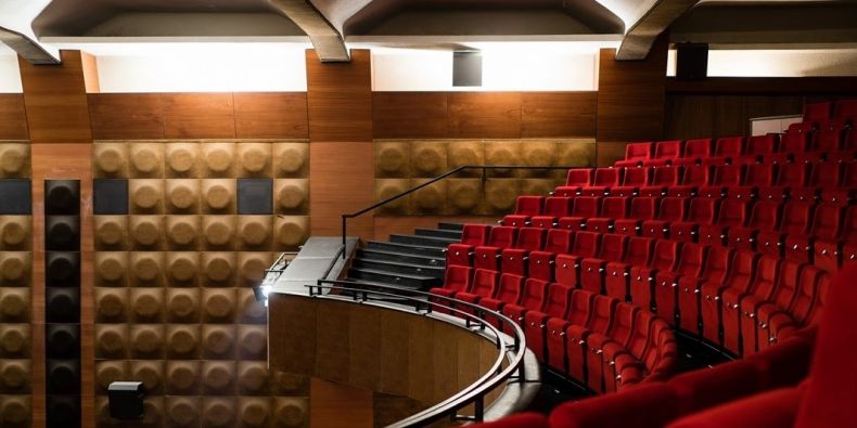 Nové sedačky v Univerzitním kině Scala