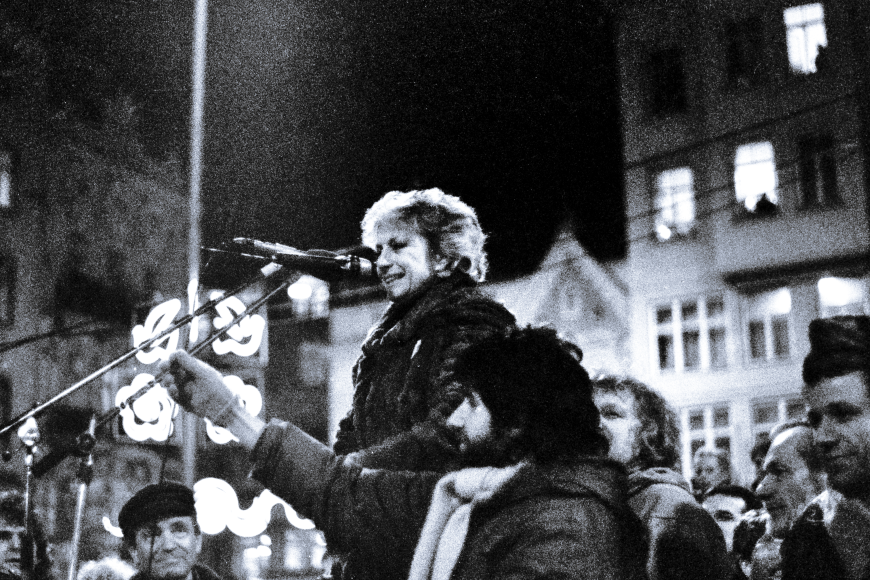Obrázek z jedné z demonstrací na Náměstí Svobody v Brně. Za mikrofonem Věra Čáslavská, v popředí Břetislav Rychlík. 
