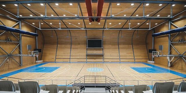 Osvětlení v tělocvičnách fakulty sportovních studií je řízeno chytrým systémem. 