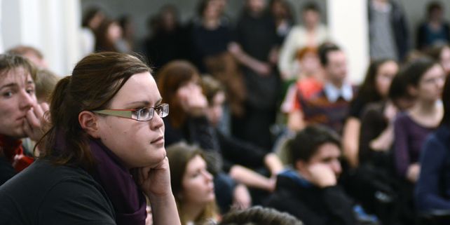 Aula fakulty sociálních studií byla plná studentů, kteří si přišli poslechnout přednášky a diskuse o reformě. Foto: David Povolný.