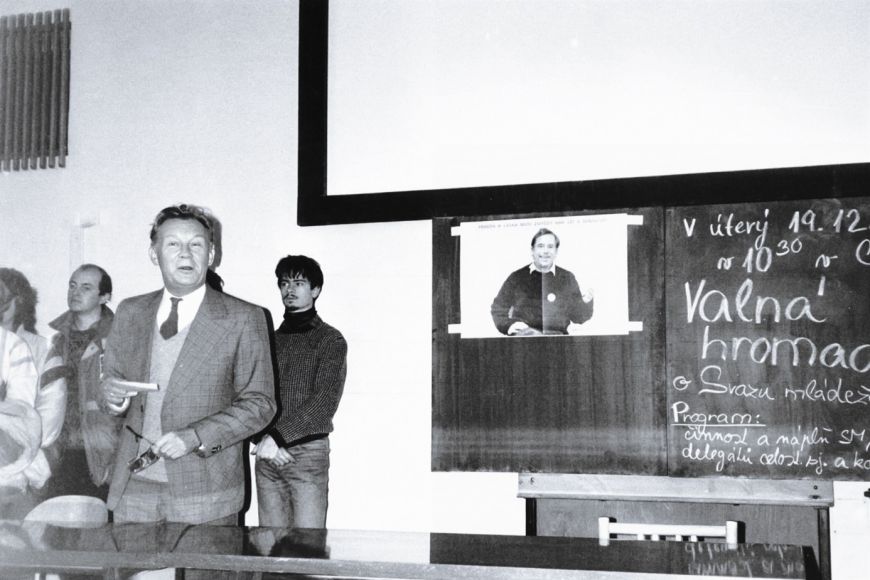 Jedno ze shromáždění v prosinci 1989 na půdě fakulty. 