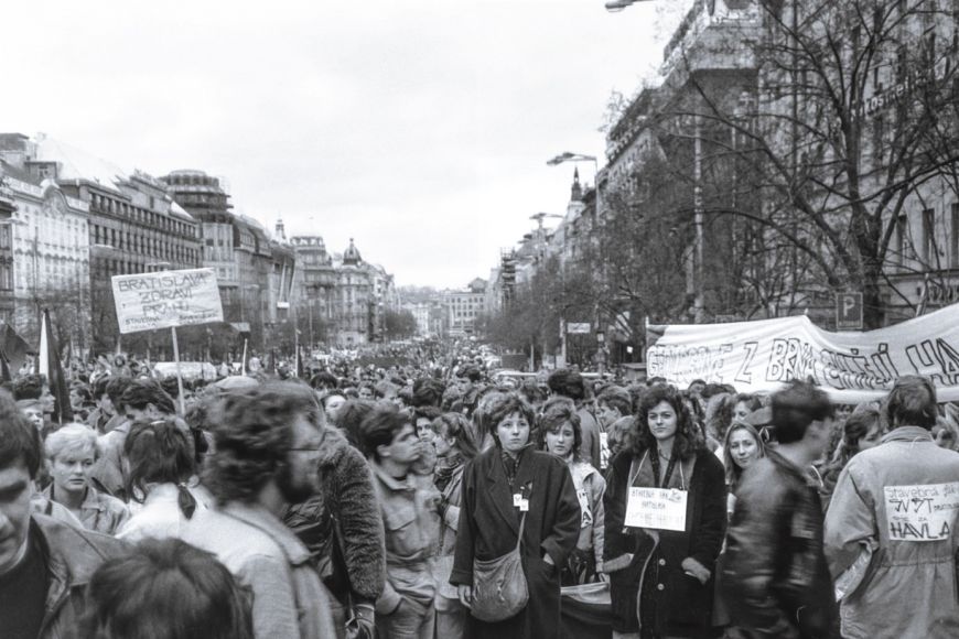 Zástupci přírodovědecké fakulty na demonstraci v Praze. Vpravo transparent s nápisem „Geologové z Brna chtějí Havla“. 