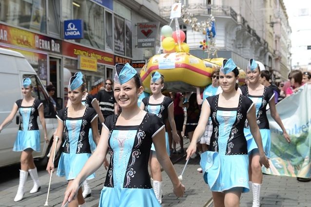  Majálesové veselí začalo v pátek už dopoledne na náměstí Svobody shozením májky a průvodem kandidátů na krále Majálesu. Foto: David Povolný.