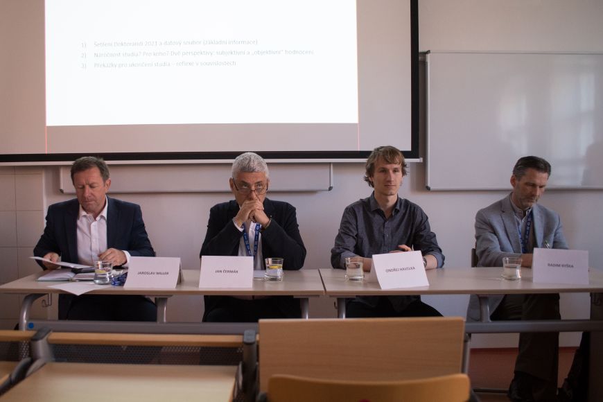 V pátečním bloku diskutovali Jaroslav Miller z MŠMT, Jan Čermák z Univerzity Karlovy, Ondřej Havelka ze Studentské komory Rady vysokých škol a ředitel Centra pro studium vysokého školství Radim Ryška.
