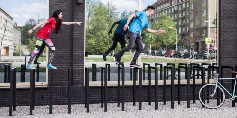 Moderátorská dvojice Lucie Bartoňková a Jan Šplíchal na jedné z fotografií, které ve slideshow doprovázely přestávku v programu festivalu.