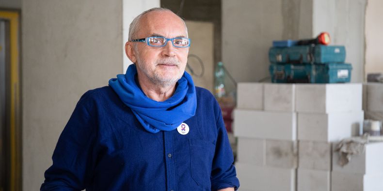 Výtahem Roman Kazda v práci jezdit nesmí, aby v něm náhodou neuvízl. Je to totiž on, kdo má v takovém případě shánět pomoc.