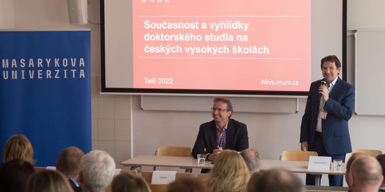 Na konferenci hovořil rektor MU Martin Bareš a zúčastnil se jí také prorektor pro vzdělávání a kvalitu MU Michal Bulant.