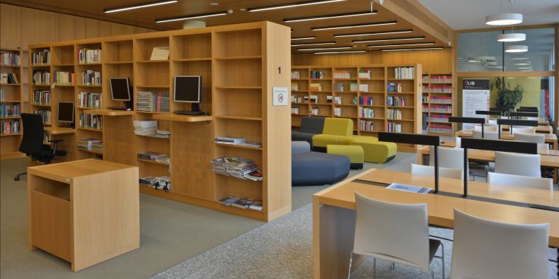 Knihovna na fakultě informatiky je jednou z nejmladších na Masarykově univerzitě. V přízemí budovy na Botanické ulici sídlí od roku 2013.  