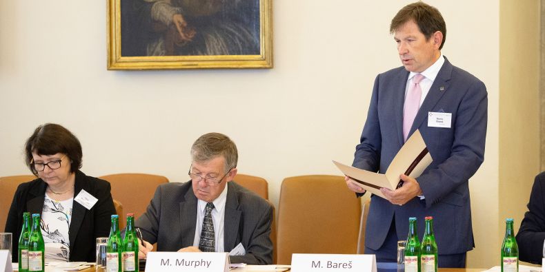 Rektor Masarykovy univerzity a předseda ČKR Martin Bareš při přivítání prezidenta EUA Michaela Murphyho. 