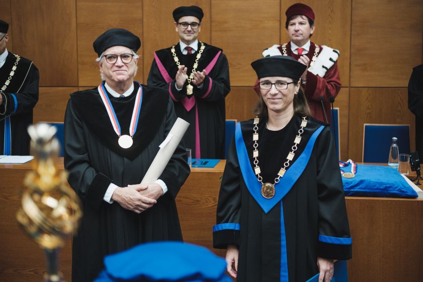 Michael Beckerman and the Dean of the Faculty of Arts Irena Radová. 