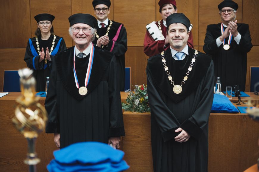 Foto: Martin Indruch Christopher Alfred Nash společně s vedoucím katedry ekonomie ekonomicko-správní fakulty Zdeňkem Tomešem.