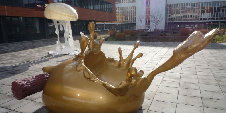 Socha Osvícení Lukáše Rittsteina umístěná v Univerzitním kampusu Bohunice. 