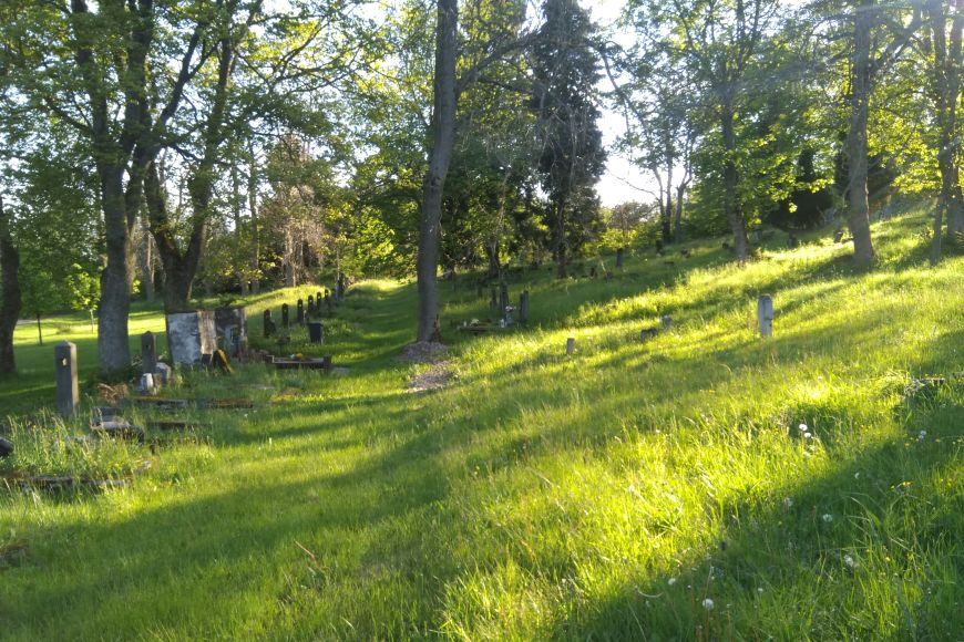 Zničený německý hřbitov v obci Výsluní u Chomutova (německy Suniperk).