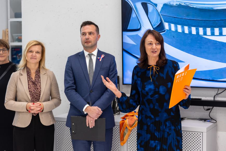 Foto: Radek Miča Kvestorka Marta Valešová, prorektor Petr Suchý a děkanka Simona Koryčánková při otevření ateliérů.