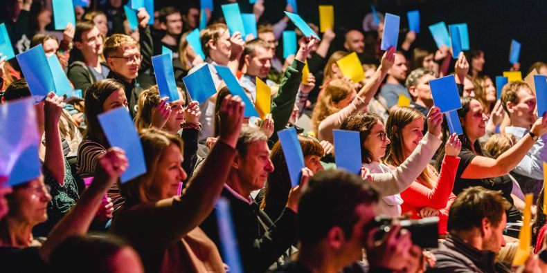 Hlasování diváků při akci Science slam. 