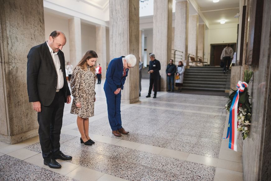 Prorektoři Radim Polčák (vlevo) a Jiří Hanuš s předsedkyní Studentské komory Akademického senátu Masarykovy univerzity Natálií Antalovou položili květinu k pamětní desce v budově právnické fakulty.