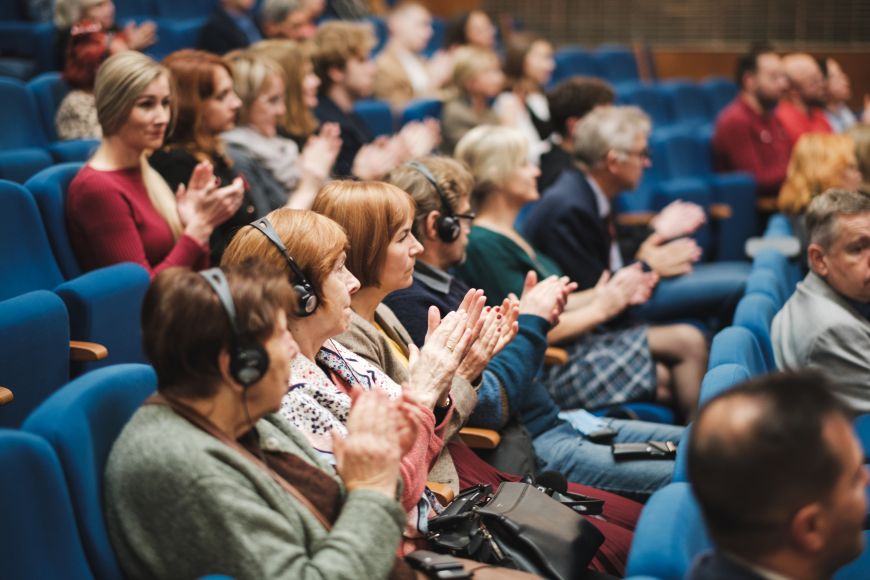 Publikum ve Velké aule Karla Engliše při programu, který zakončil varhanní koncert.