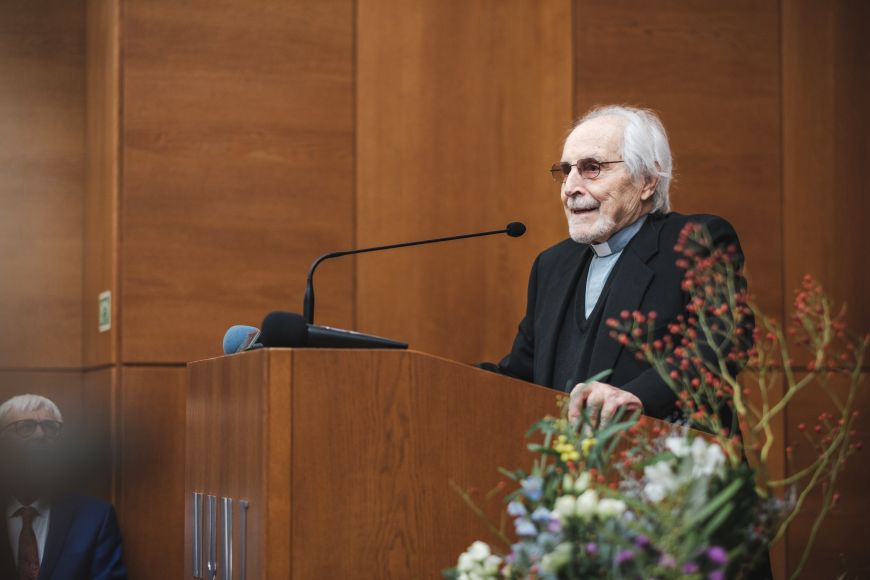 Karel Skalický poděkoval akademické obci Masarykovy univerzity za přijaté ocenění.