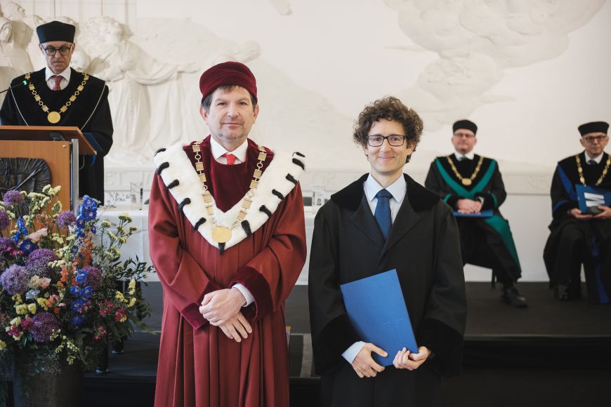 Foto: Martin Indruch Docent Jan Čapek převzal jmenování od rektora MU Martina Bareše.