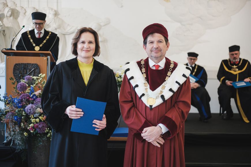 Docentka Barbora Weinbergerová převzala jmenování od rektora MU Martina Bareše. 