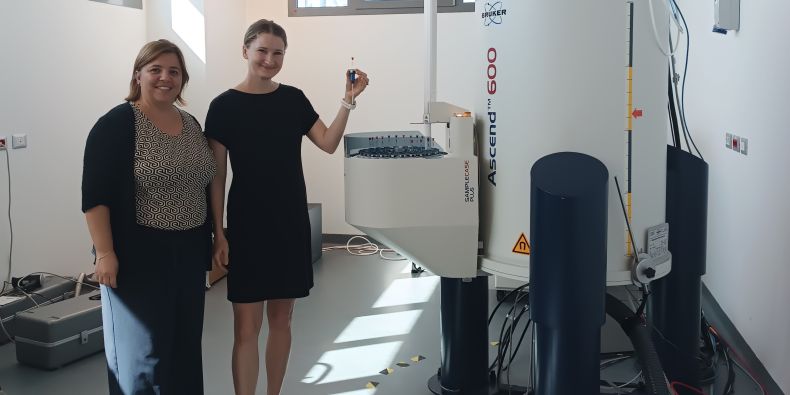 Eliška Pivrncová v laboratoři nukleární magnetické rezonance v italském Cagliari.