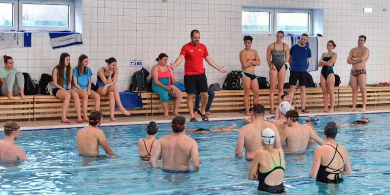 Kurz trenérů plavání absolvovalo na fakultě sportovních studií 31 trenérů. 