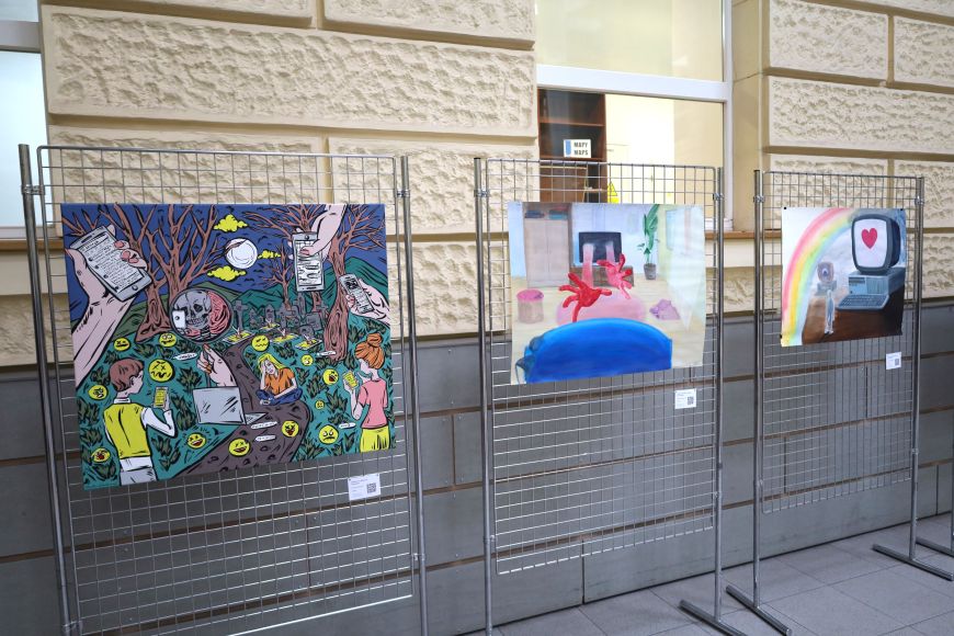 Umělecká výstava SVAM v atriu fakulty sociálních studií