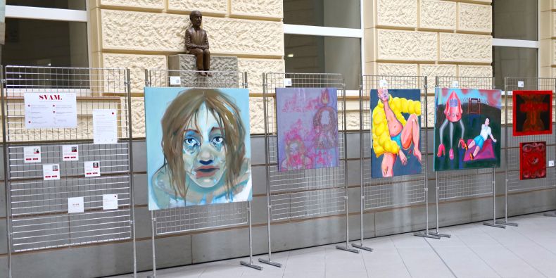 Umělecká výstava SVAM je k vidění v atriu fakulty sociálních studií. 