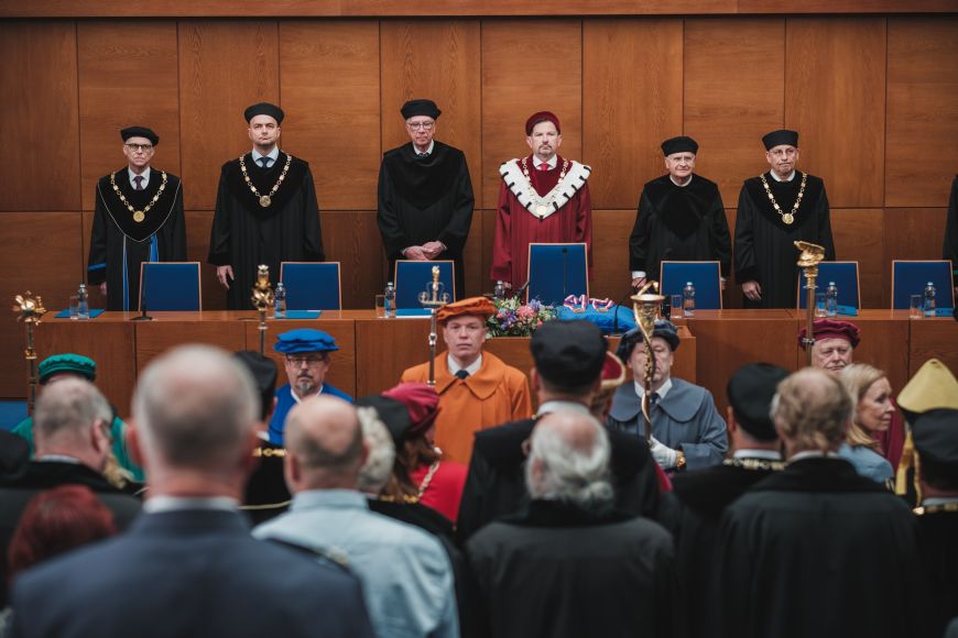 Slavnostní ceremonie předávání čestných doktorátů. 