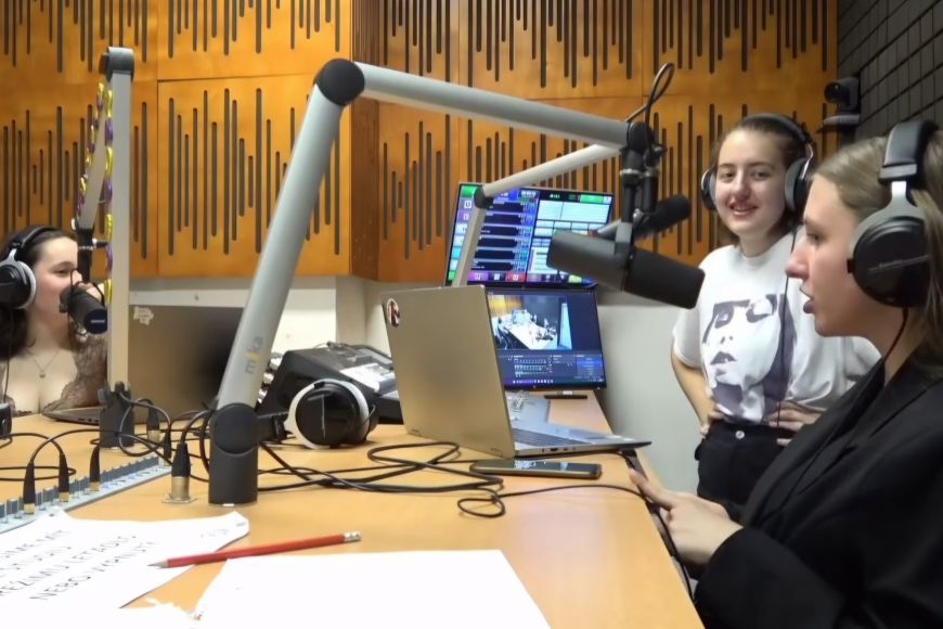 Kristýna Buchwaldová (uprostřed) pracuje na podcastu se dvěma kamarádkami. 
