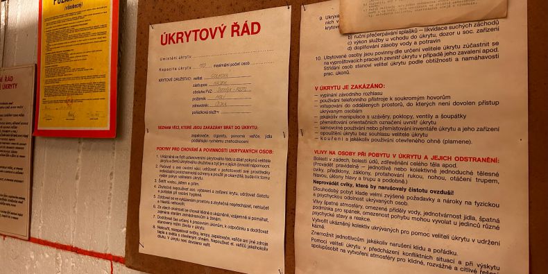 Instrukce v krytu pod filozofickou fakultou. 