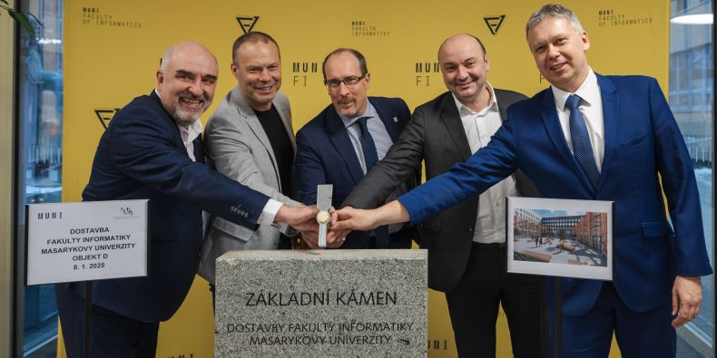 Poklepání základního kamene rekonstrukce fakulty informatiky. 