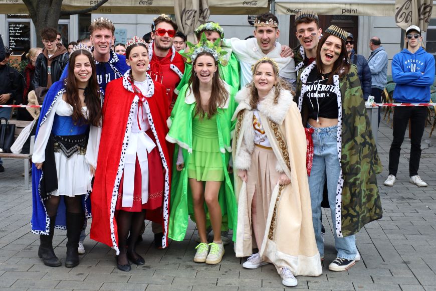 Královny a králové ze všech univerzit se společně potkali na stavění májky.
