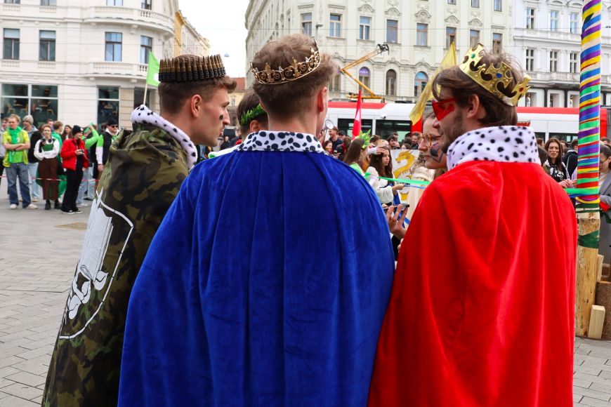 Králové měli na starost stavbu májky a její křest.
