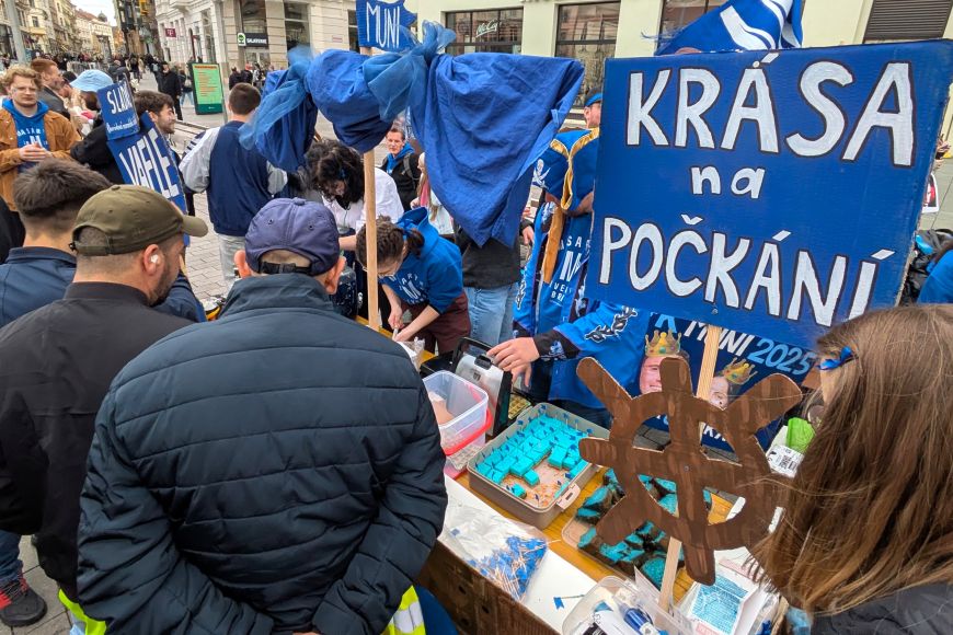 Královská družina si na náměstí Svobody připravila i stánek s občerstvením.