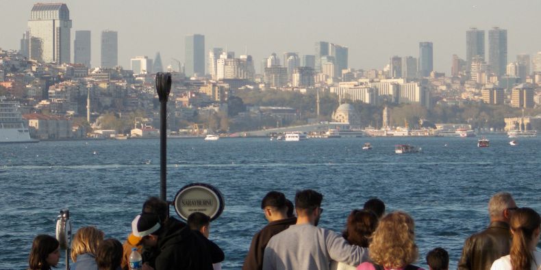 On the day of the first earthquake, the parks were full of people. 