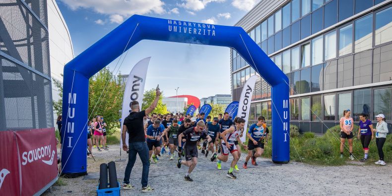 Druhý ročník MUNI RUN. Start závodu mužů. 