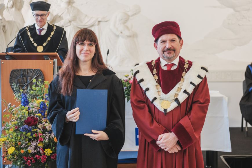 Foto: Martin Indruch Docentka Irena Andršová a rektor MU Martin Bareš.