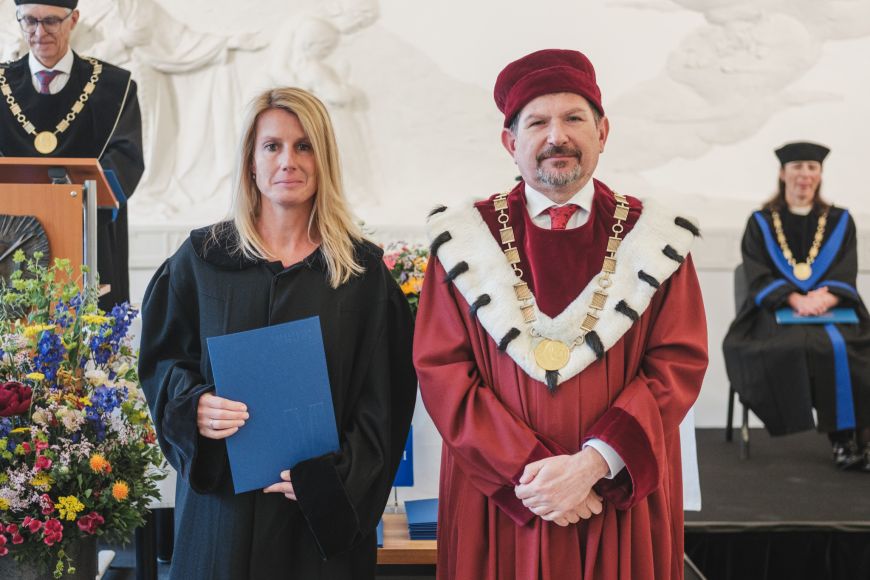 Foto: Martin Indruch Docentka Markéta Holá a rektor MU Martin Bareš.