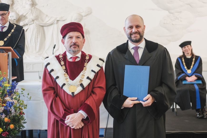 Foto: Martin Indruch Rektor MU Martin Bareš a docent Jakub Drábik.