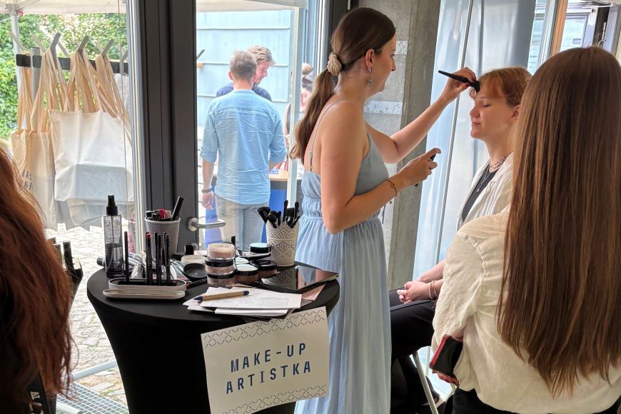 Foto: Marek Peringer Návštěvníci měli možnost využít služeb make-up artistky.