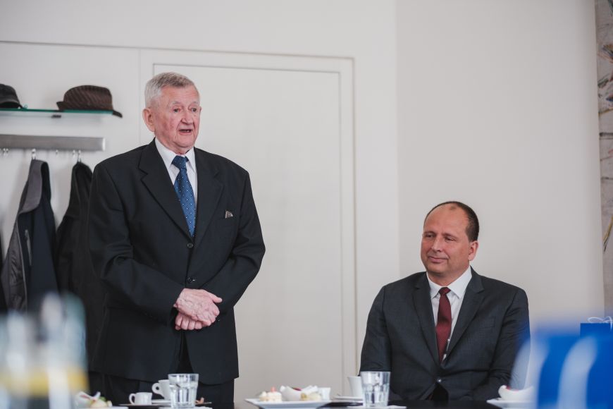 Foto: Martin Indruch Profesor Václav Suchý a děkan farmaceutické fakulty David Vetchý.
