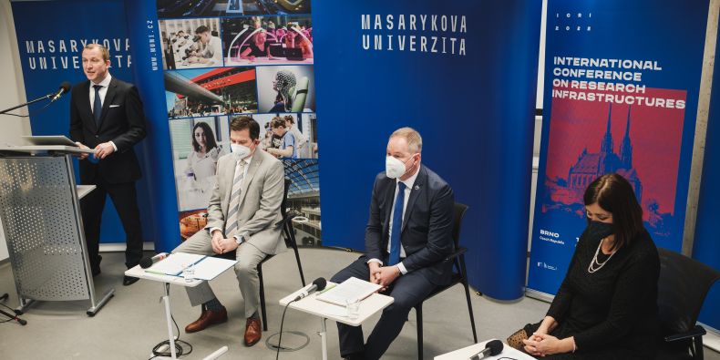 Národní den výzkumných infrastruktur zahájili rektor MU Martin Bareš a ministři Helena Langšádlová a Petr Gazdík. 