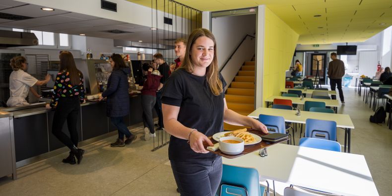 The canteen’s first day of operation demonstrated just how interested students are in eating at the faculty.