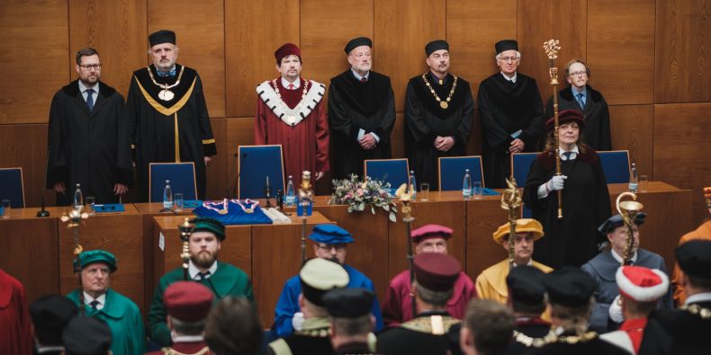 Slavnostní předání čestných doktorátů v aule na Právnické fakultě MU. 